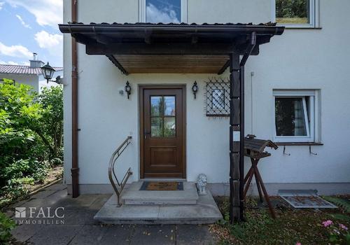 Haus Eingangsbereich mit Vorgarten