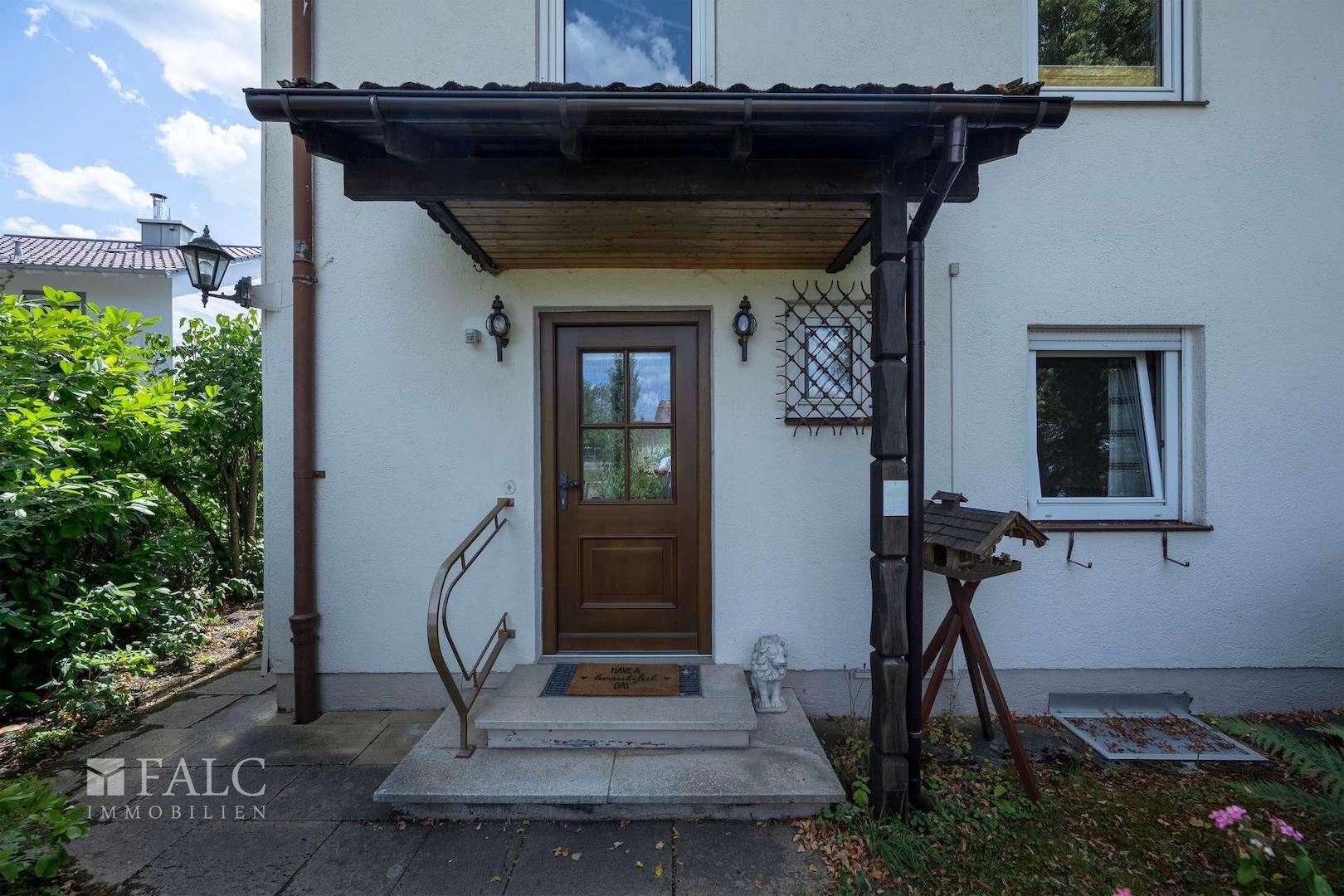 Haus Eingangsbereich mit Vorgarten
