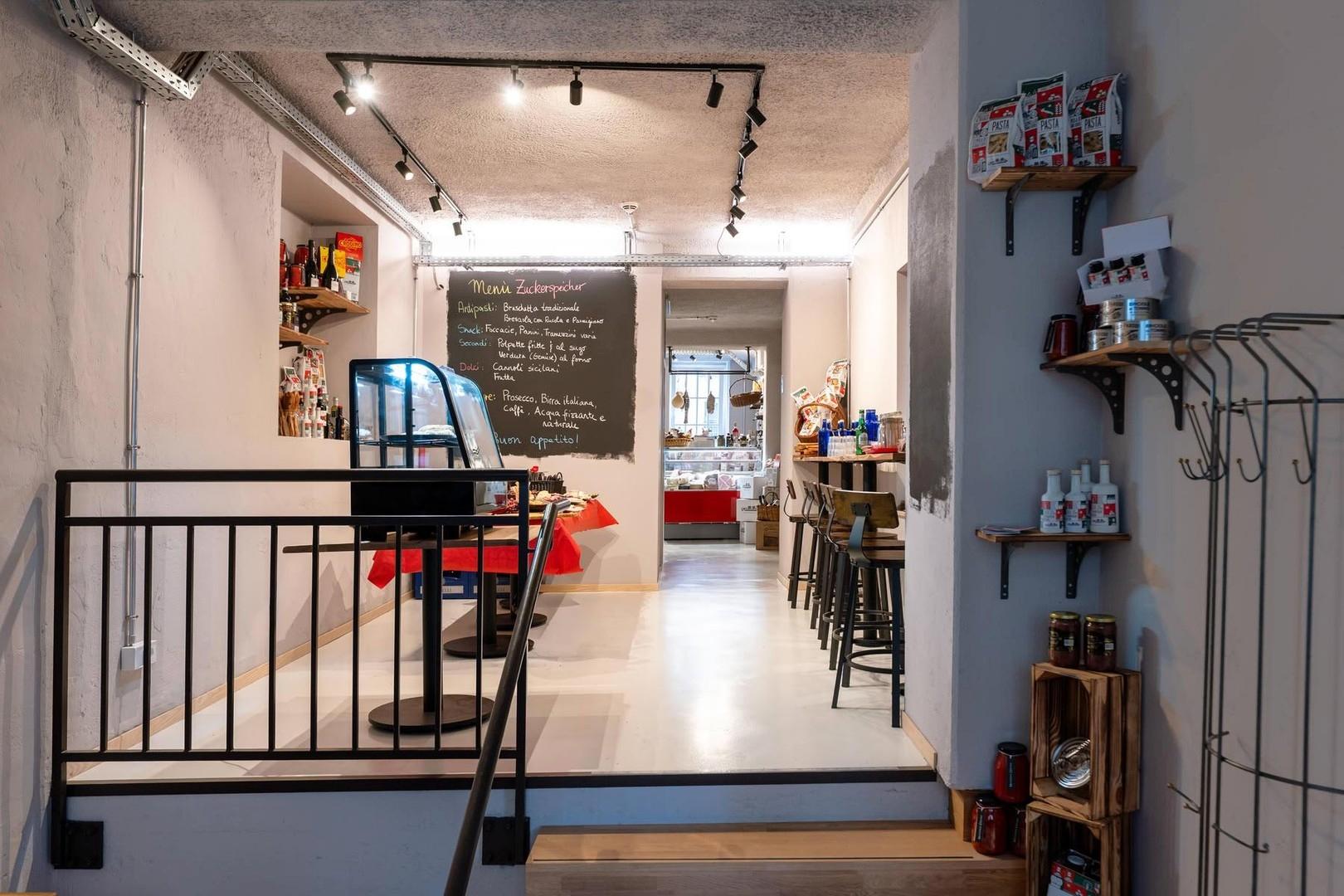 Bistro im Erdgeschosse