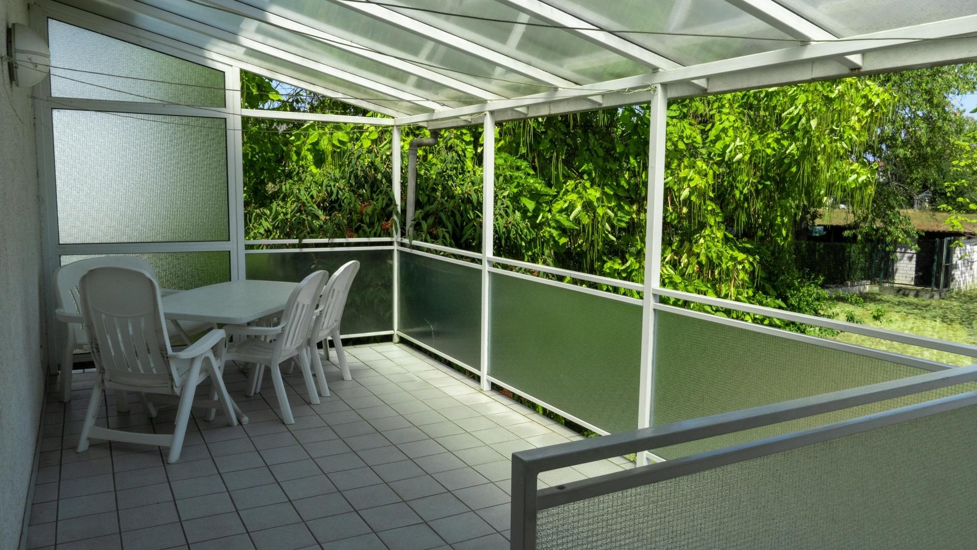 Ruhig gelegene Hochterrasse
