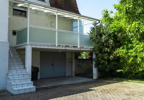 Überdachter PKW-Stellplatz