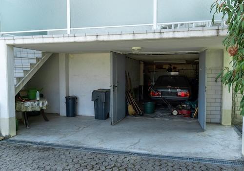 Garage mit PKW-Stellplatz