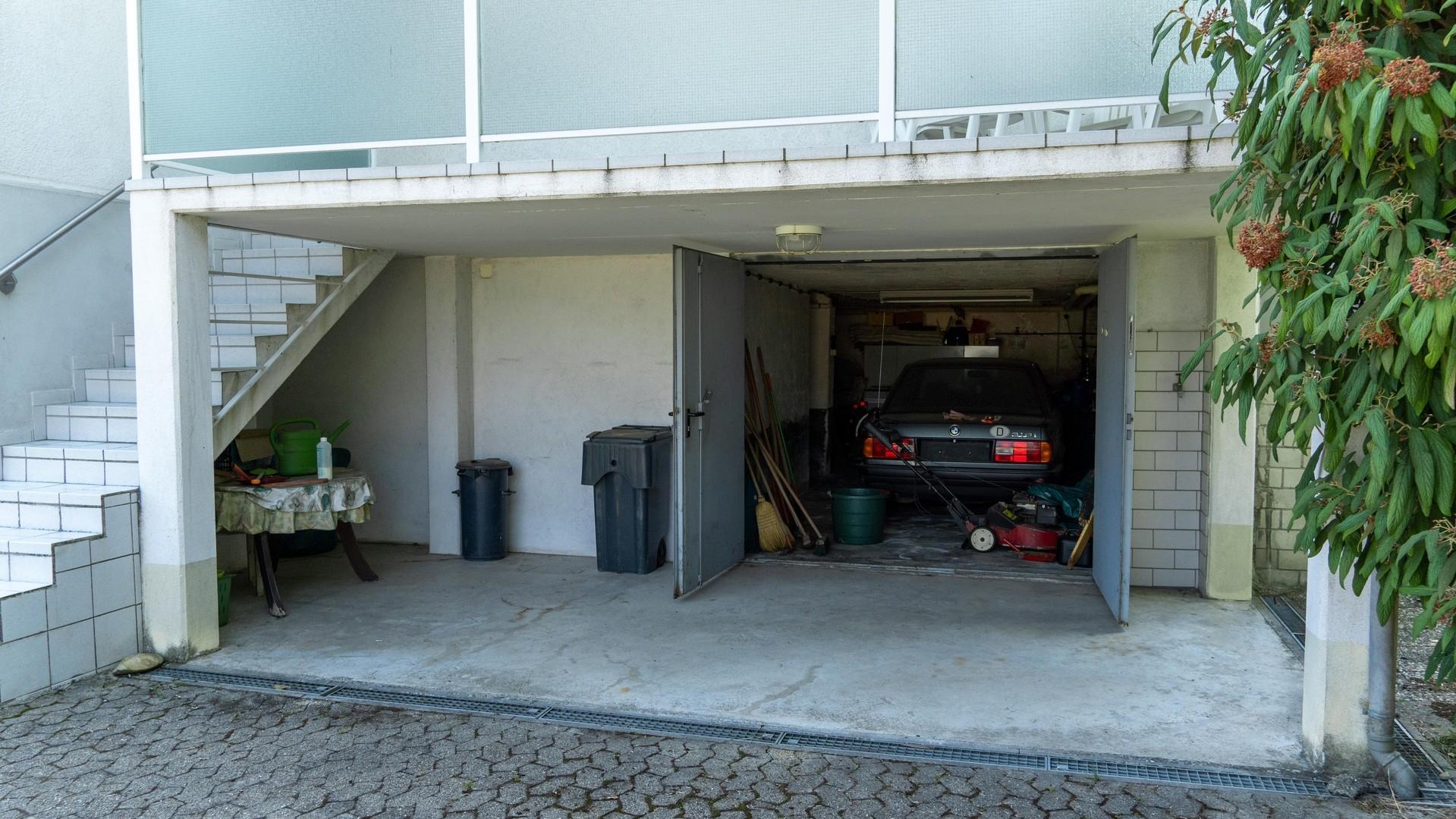 Garage mit PKW-Stellplatz
