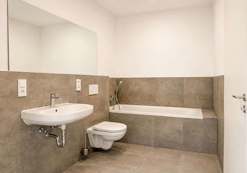 Zweites Badezimmer mit Wanne