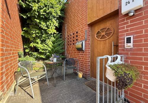 Eingang mit Terrasse