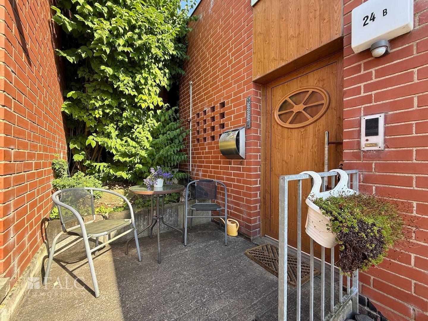 Eingang mit Terrasse
