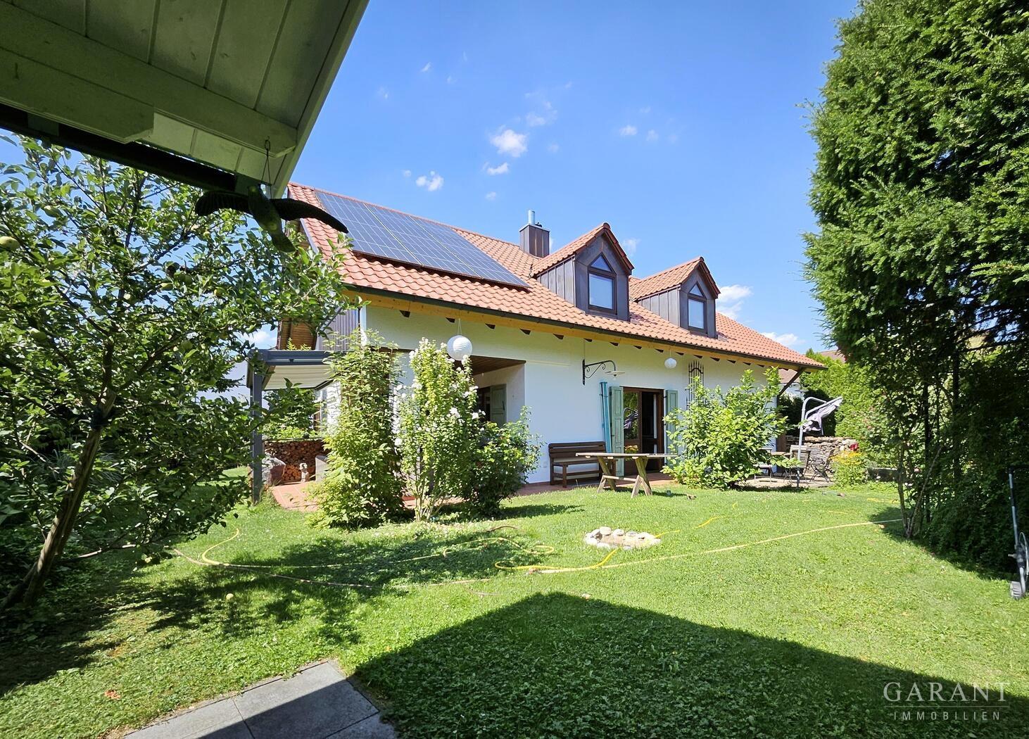 Blick vom Garten auf das Haus