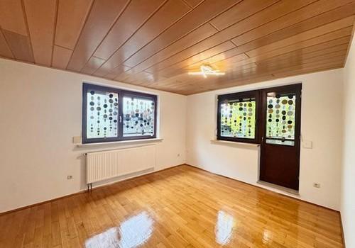 Helles Wohnzimmer mit Balkon