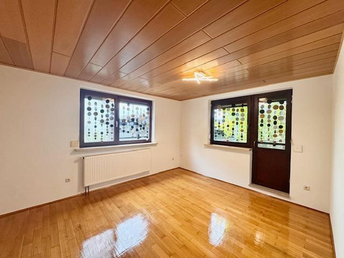 Helles Wohnzimmer mit Balkon