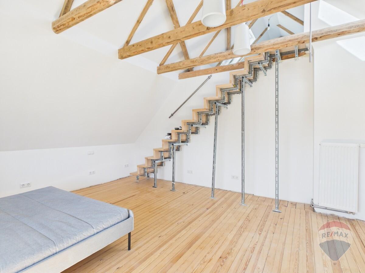 Schlafzimmer m.Treppe