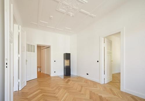 Balkonzimmer mit Stuck