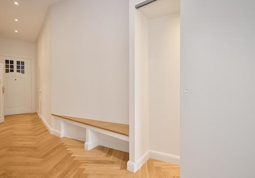 Flur mit Bank und Schrank
