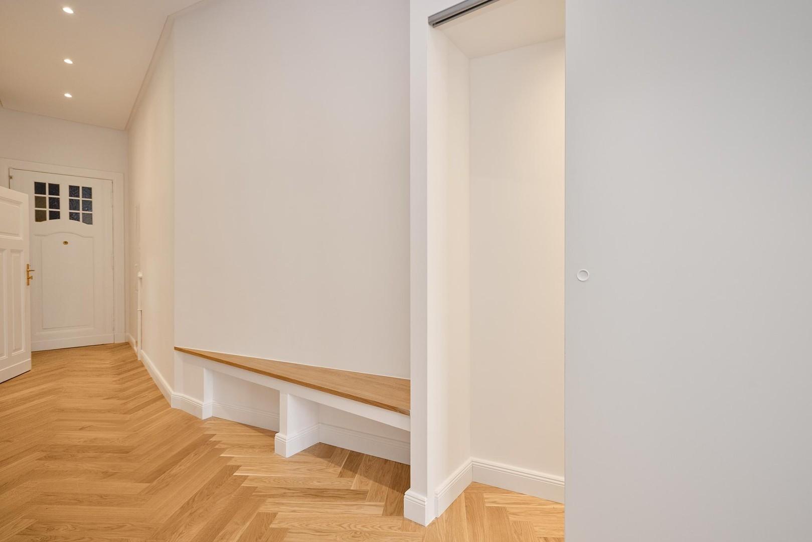 Flur mit Bank und Schrank