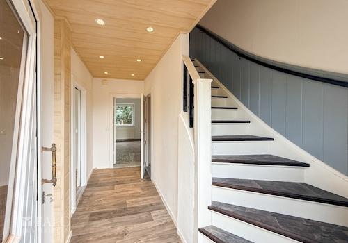 Flur mit Treppe