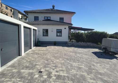 Zufahrt mit 3 Garagen