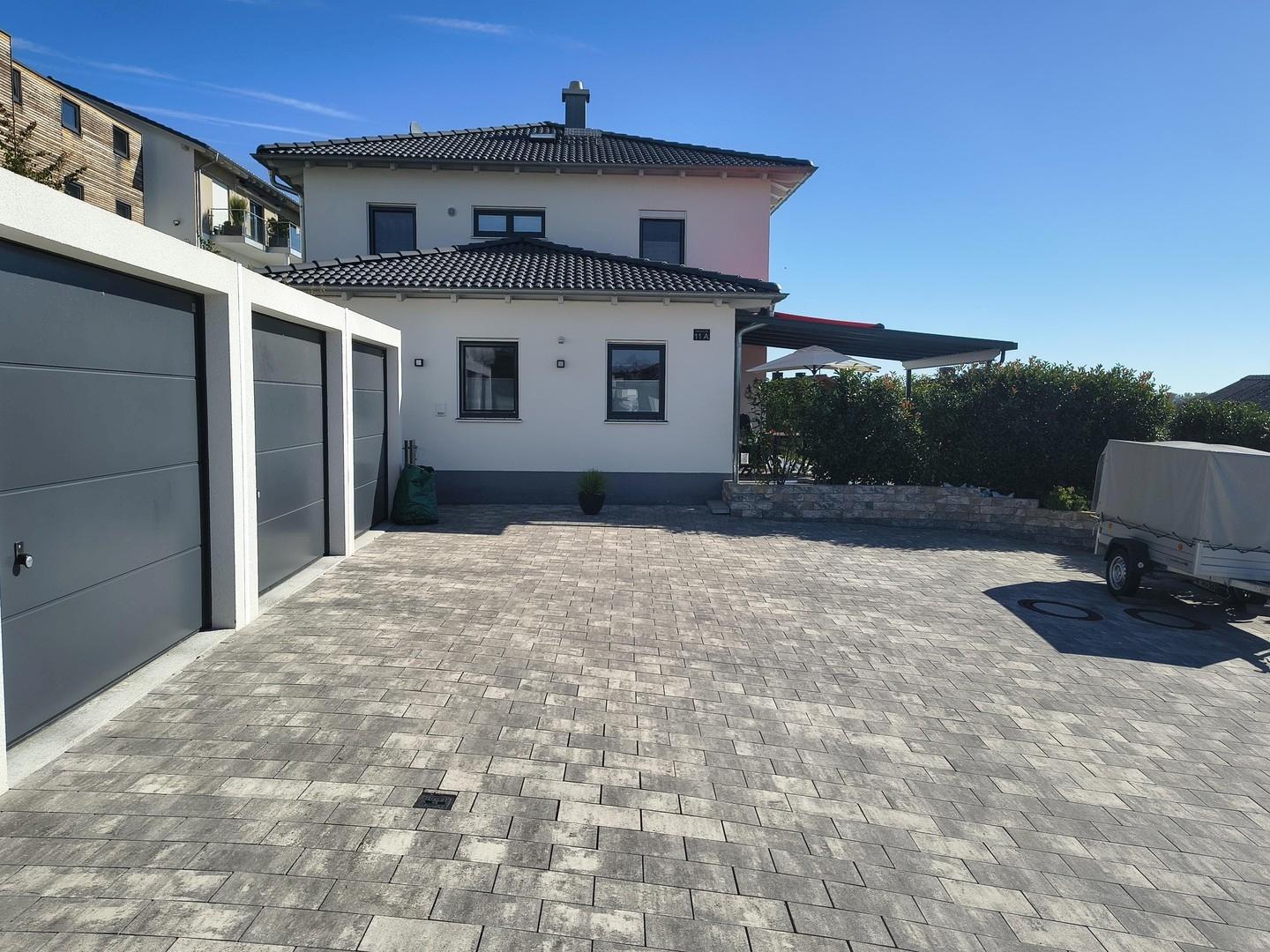 Zufahrt mit 3 Garagen