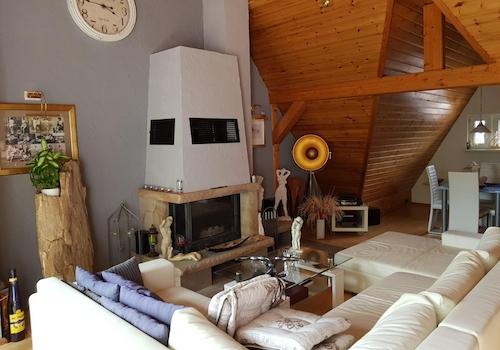 Wohnzimmer mit Kamin