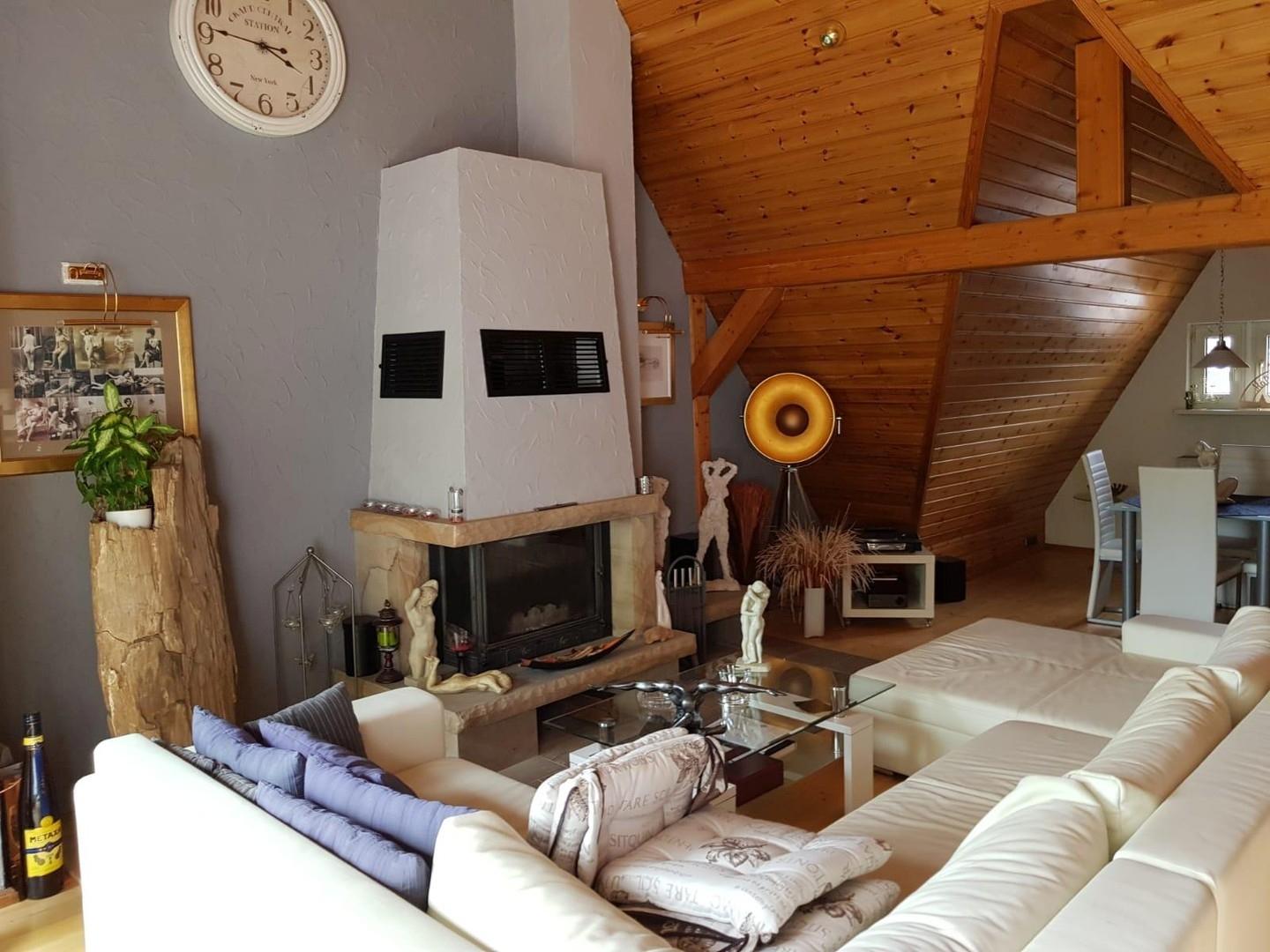 Wohnzimmer mit Kamin