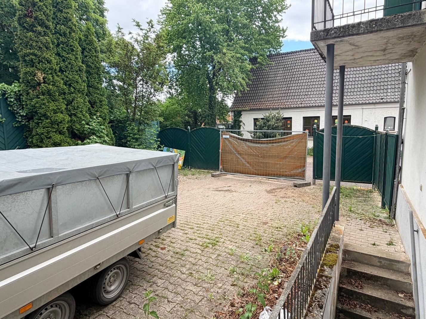 Hof mit Stellplätzen