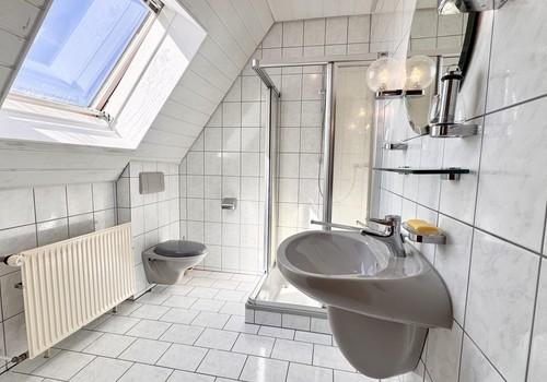 Tageslichtbad mit Dusche DG