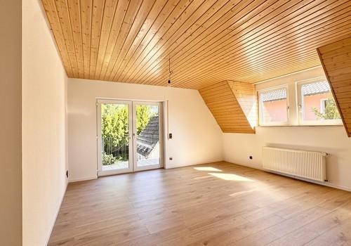 Großzügige helle Wohnzimmer DG