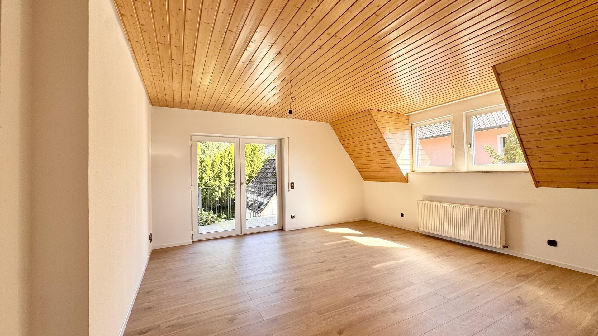 Großzügige helle Wohnzimmer DG