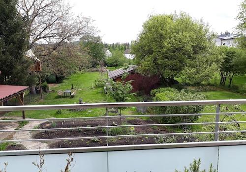 Blick von Balkon zu Garten