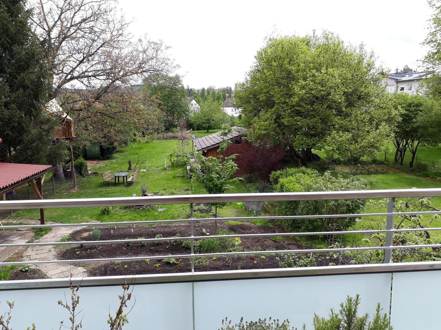 Blick von Balkon zu Garten