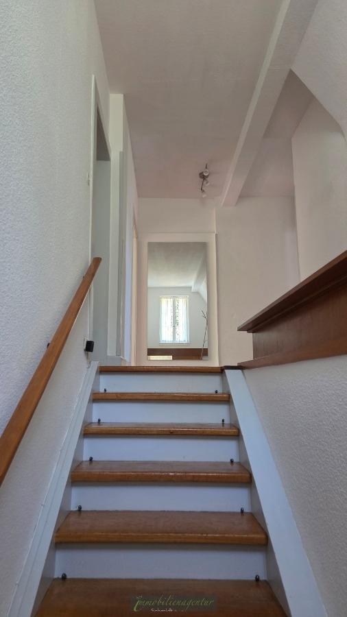 Innenliegender Treppenaufgang zur Wohneinheit