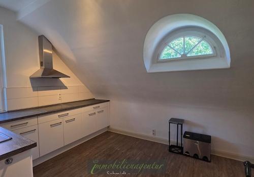 Küche mit historischem Fenster und Platz für einen kl. Tisch