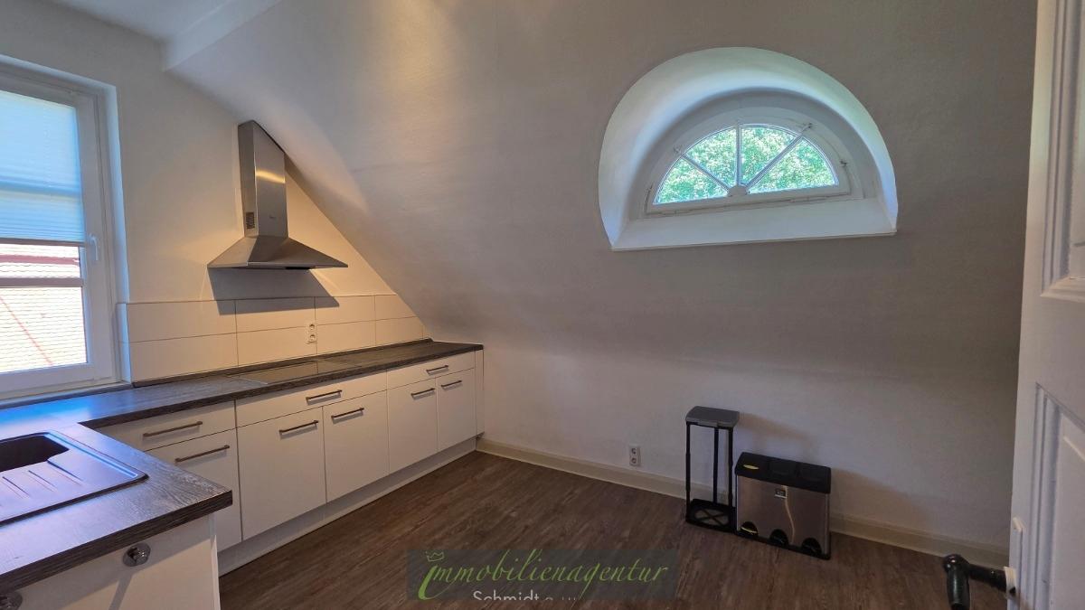 Küche mit historischem Fenster und Platz für einen kl. Tisch