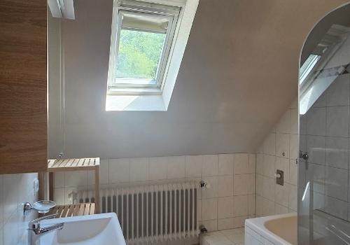 Bad mit Tageslicht und Stellplatz für die Waschmaschine