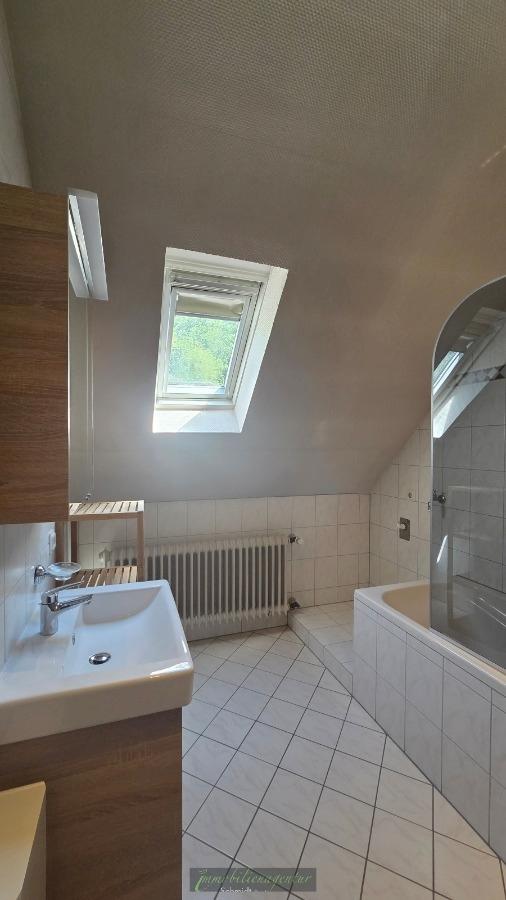 Bad mit Tageslicht und Stellplatz für die Waschmaschine