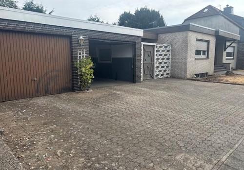 Doppelgarage und Eingang zum G