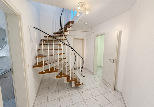 Flur und Treppe im UG