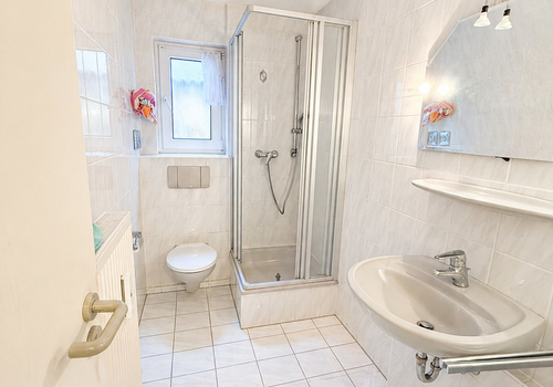 Dusche und WC im UG