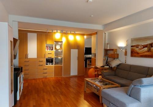 Wohnzimmer mit Einbauschrank