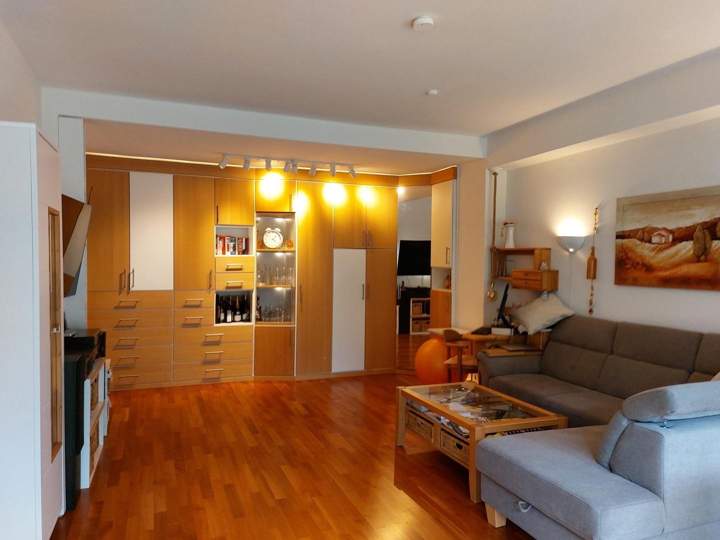 Wohnzimmer mit Einbauschrank