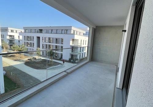 Riesiger Balkon-Ostenrichtung