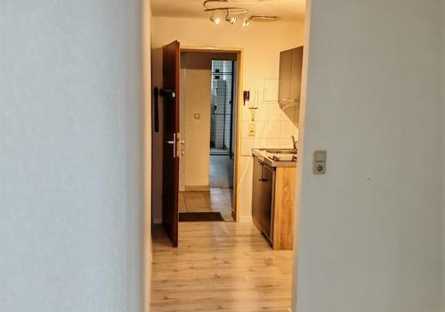 Zimmer mit Blick zum Flur / K.