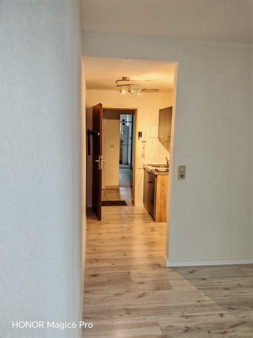 Zimmer mit Blick zum Flur / K.