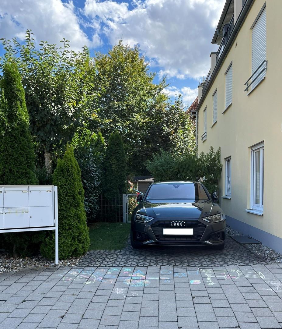 Außenansicht Haus + Stellplatz