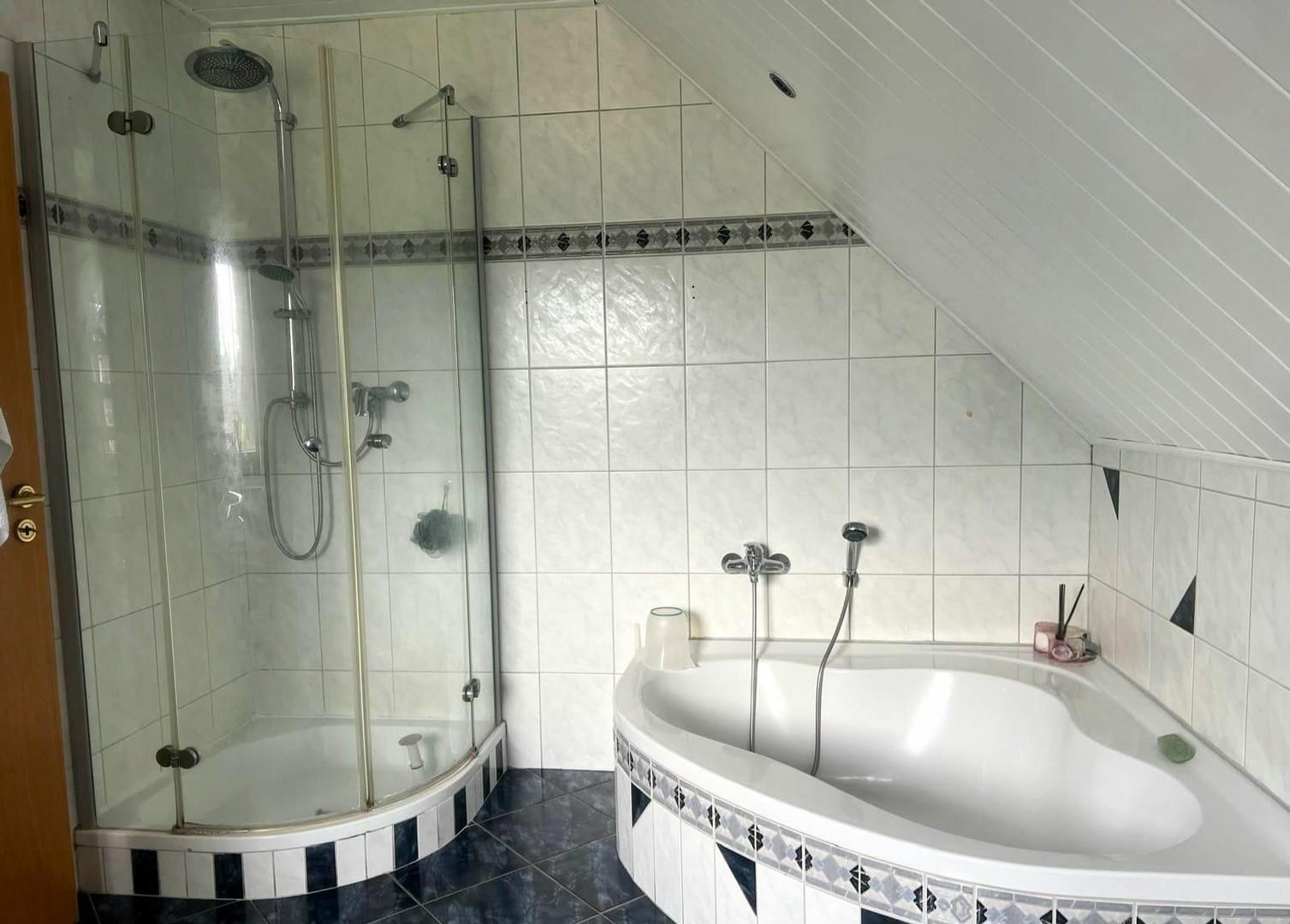 Eckbadewanne & Dusche