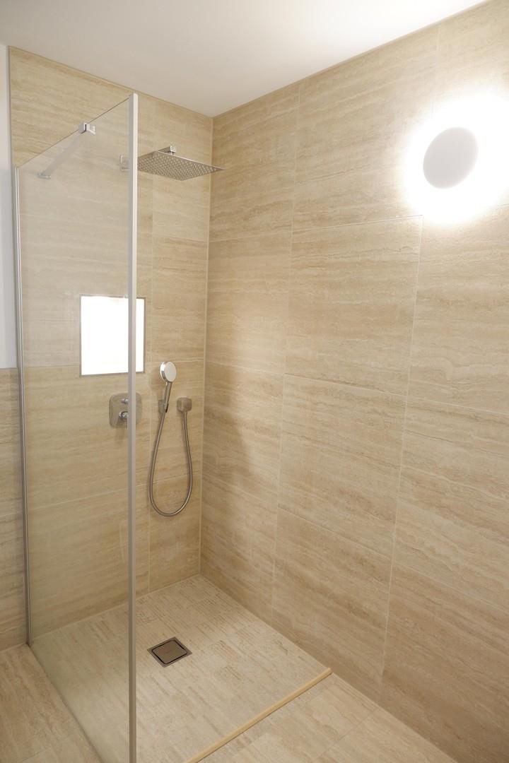 Begehbare Regendusche