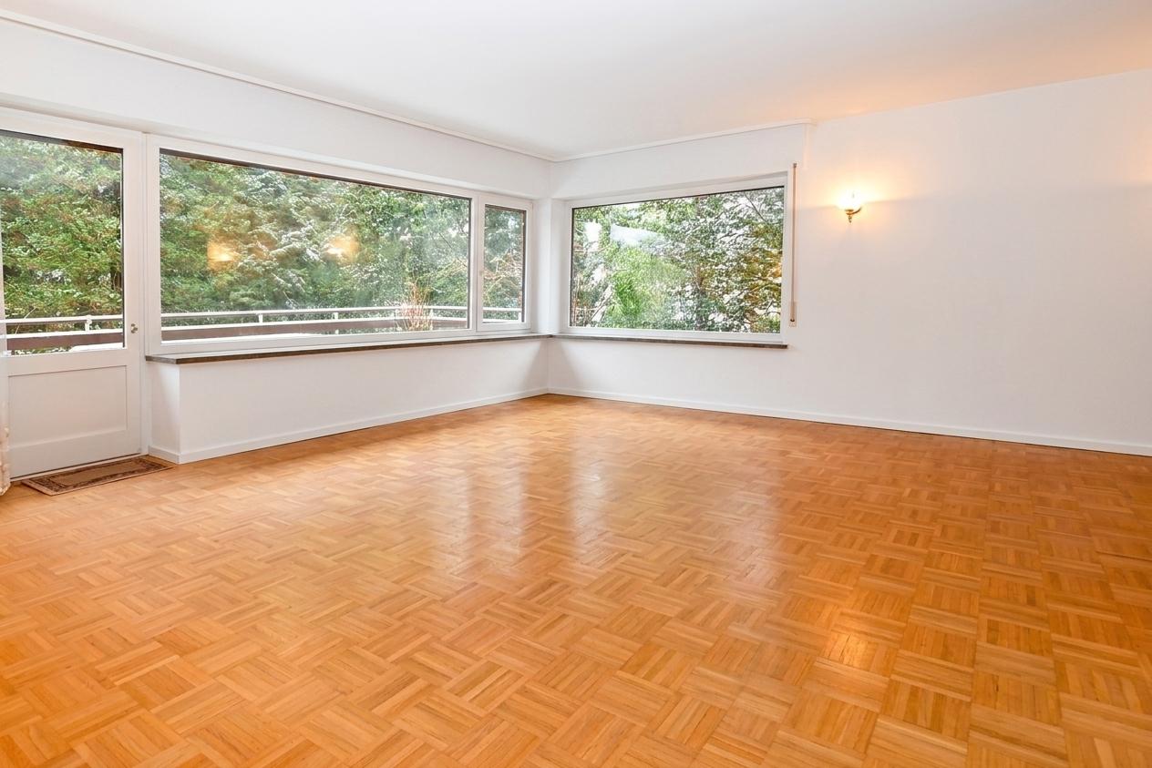 Wohnzimmer mit Balkon Eg. - KI-generiert