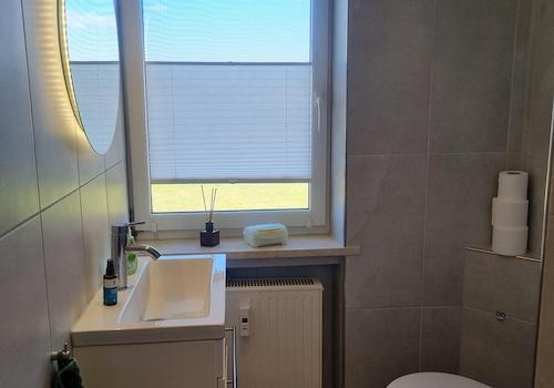 separates WC