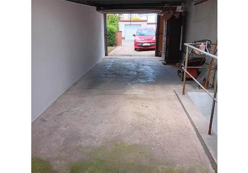 Garage, davor Stellplatz