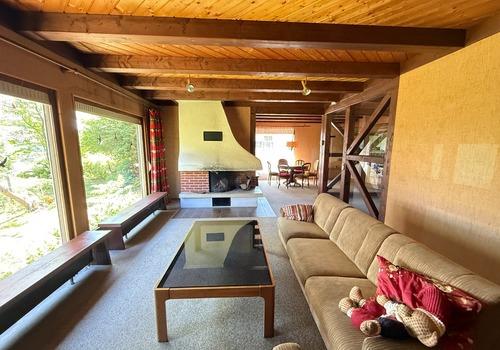 Wohnzimmer mit Kamin