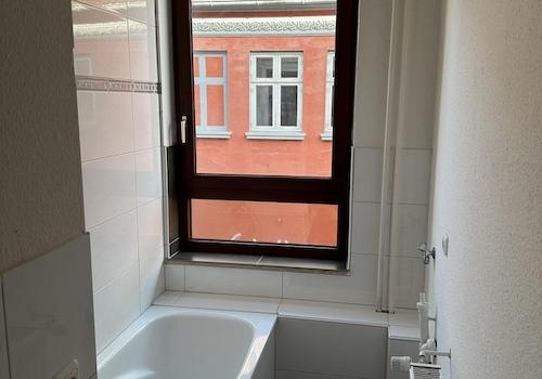 Bad mit Wanne und WC