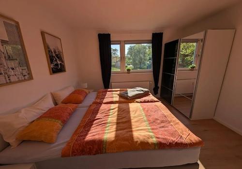 Schlafzimmer 1